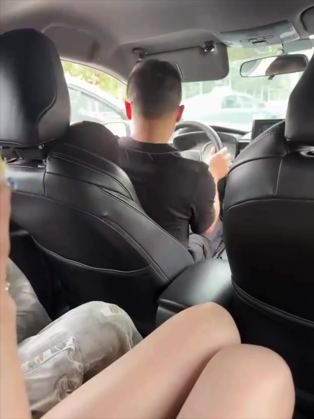 大哥一点也不怂，把妹子们看呆了