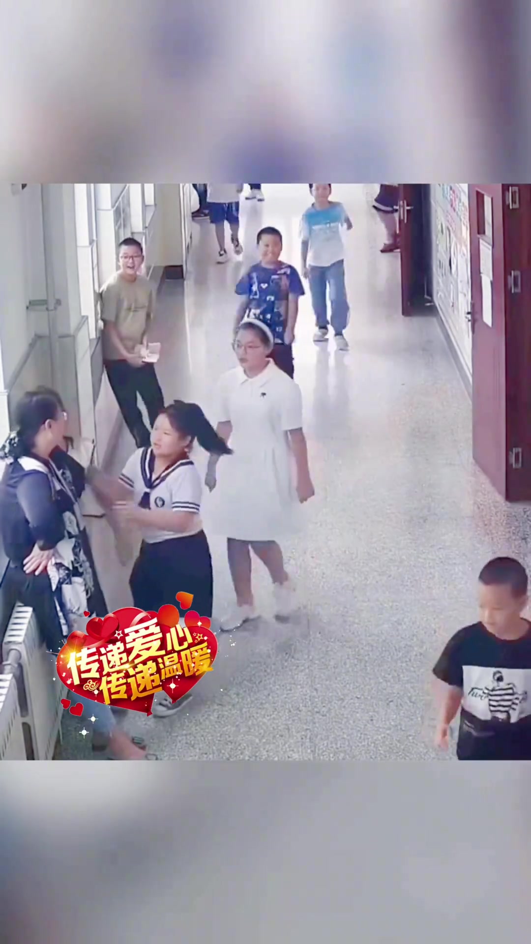 老师执勤时身体不舒服，学生主动给老师拿椅子，还贴心送来了热水
