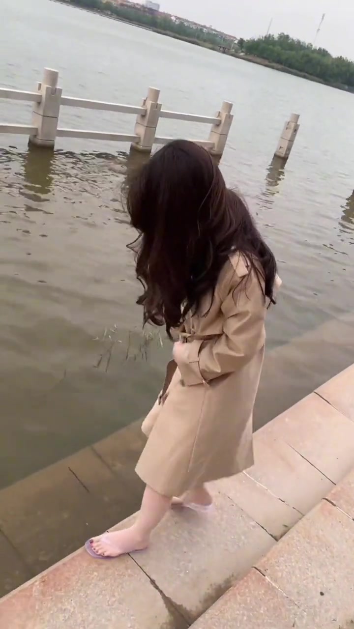 小姐姐你是要下去游泳吗