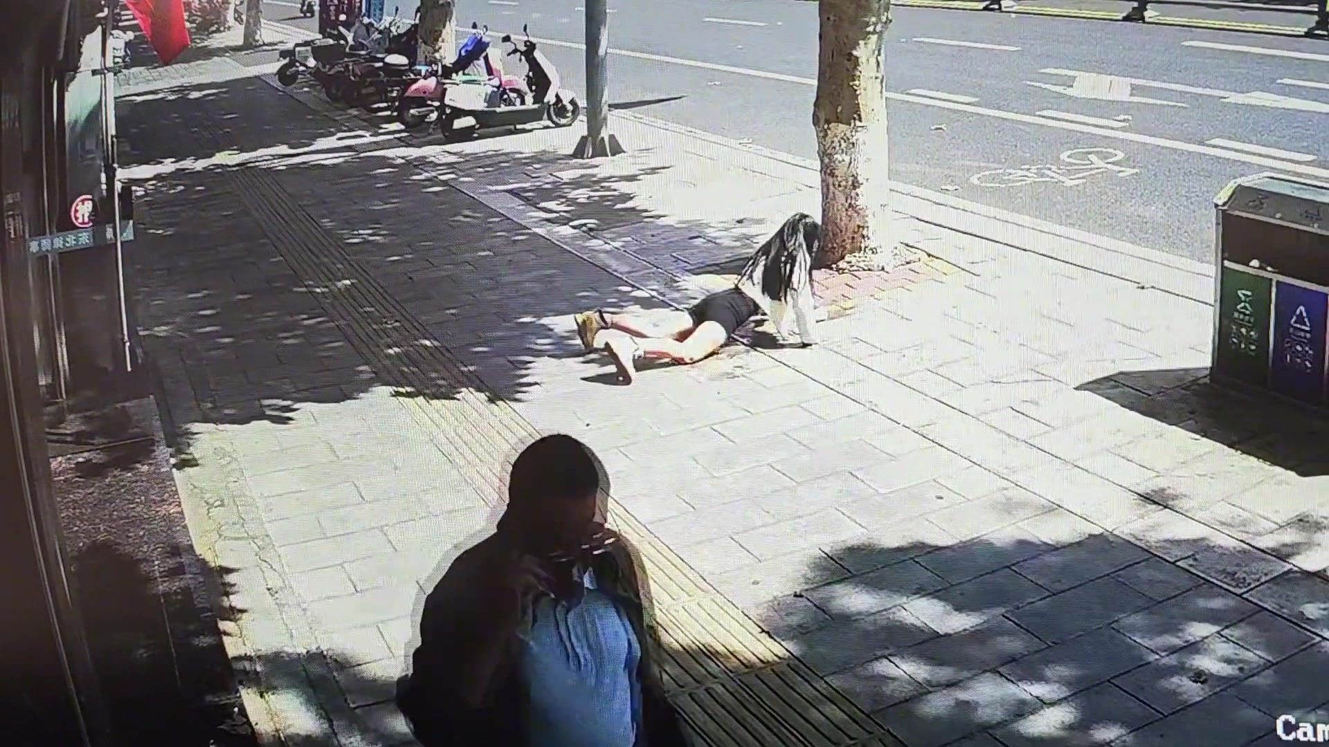 你假装系鞋带的样子真的很狼狈