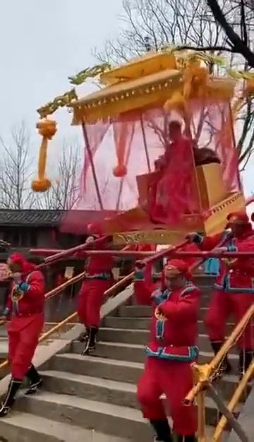 抬轿子翻车！这轿子都没有一点加固措施吗