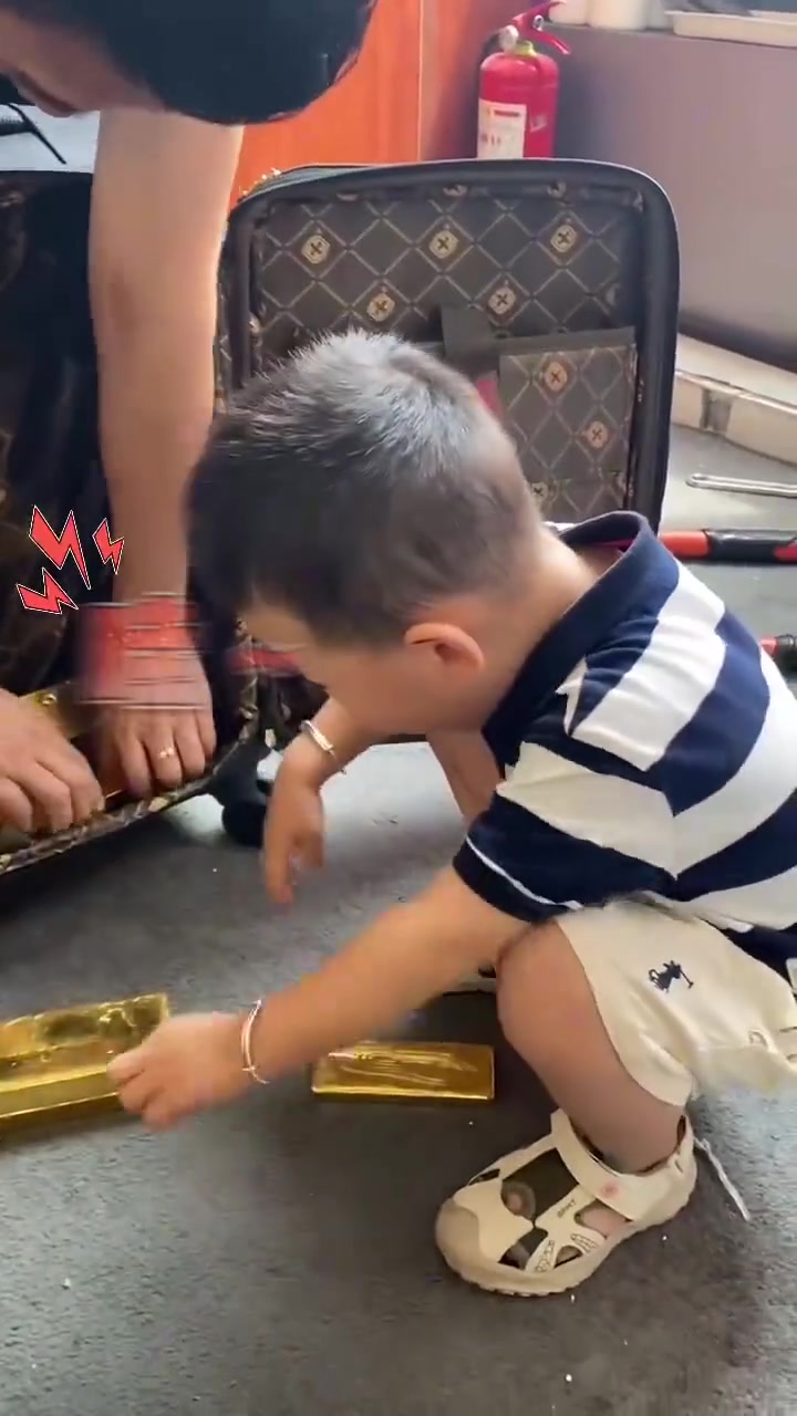 可怜的孩子这么小就开始搬砖！让叔叔来帮你承受这痛苦！