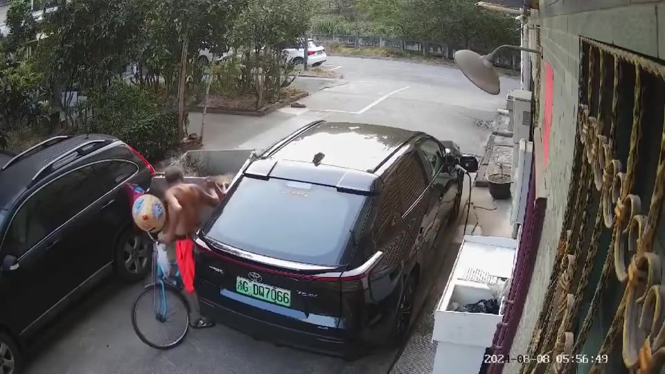 车主已经哭晕，大爷真够执着的