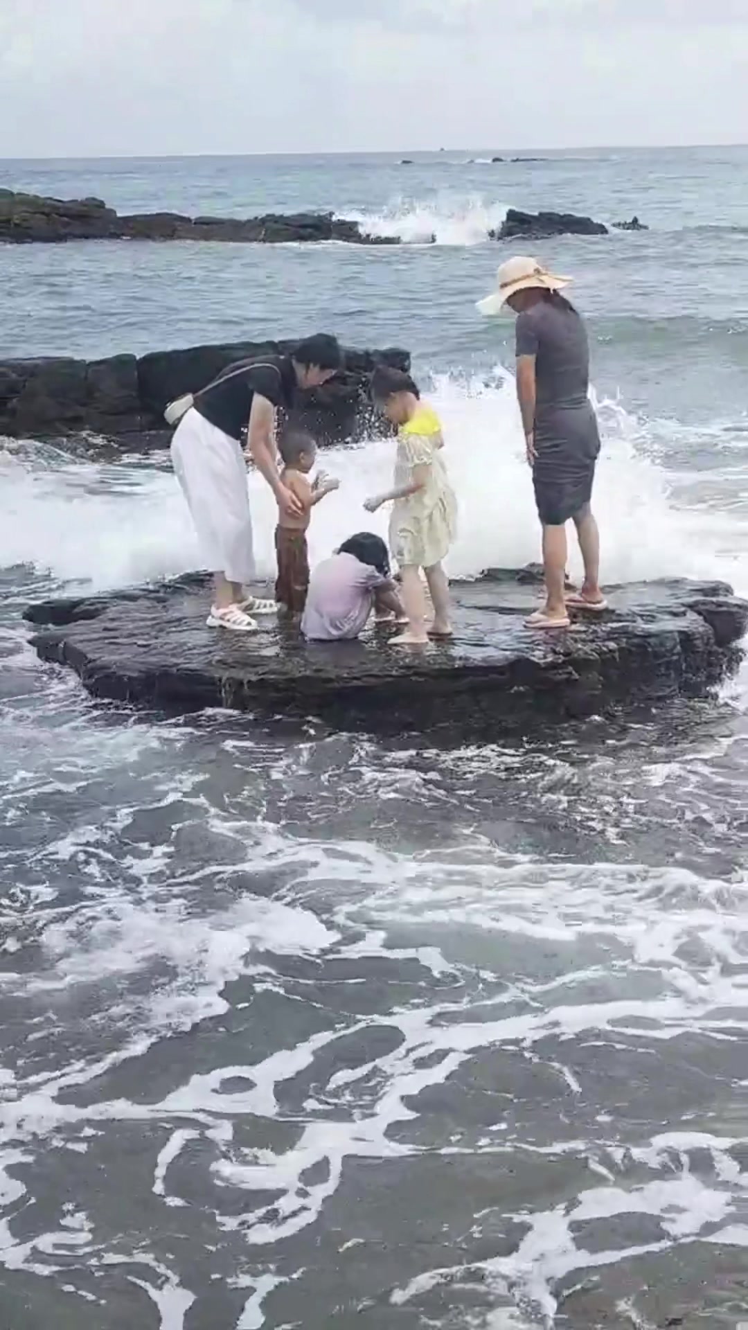 明显要涨潮，还不跑