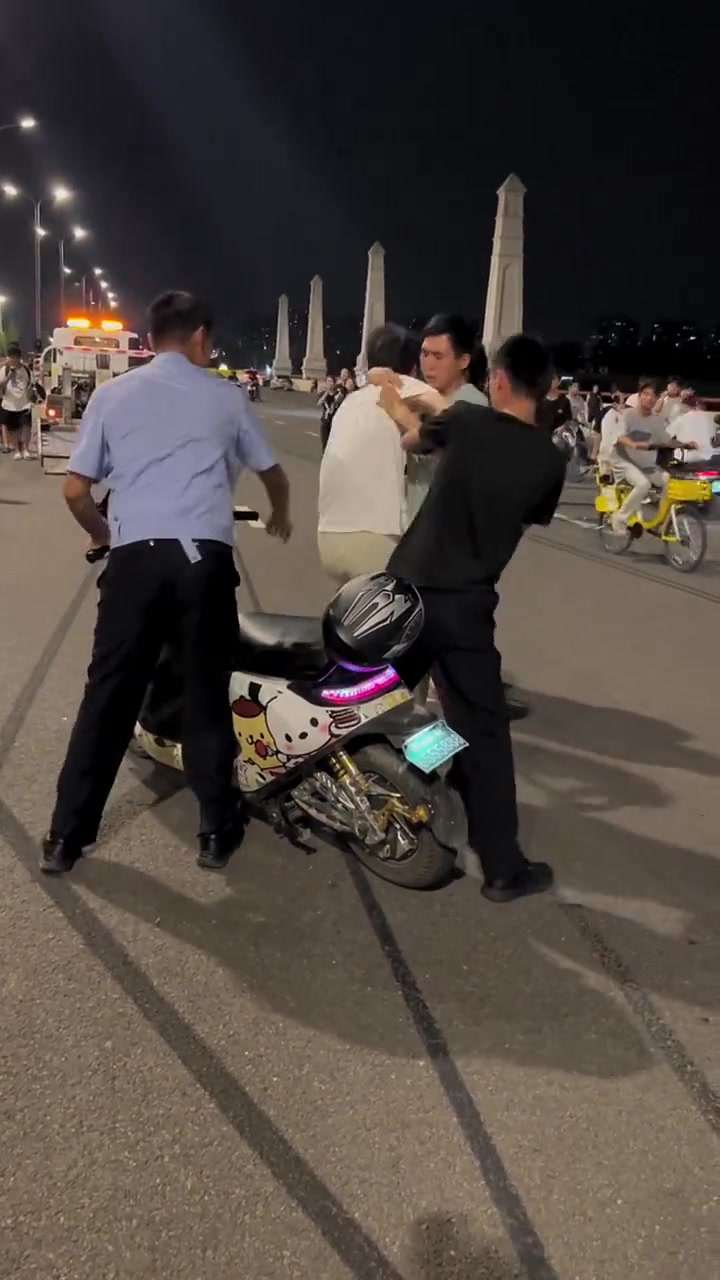 骑着电摩飙车被抓，小伙死死不肯下车！