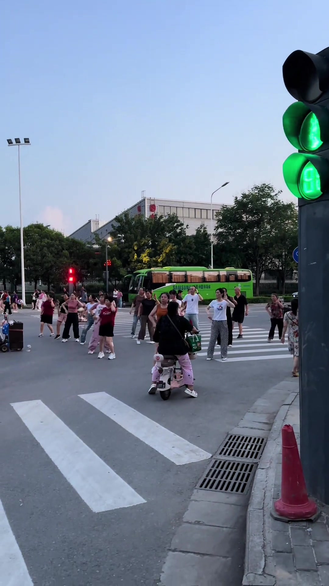 大妈们在马路上跳舞！咋想的啊