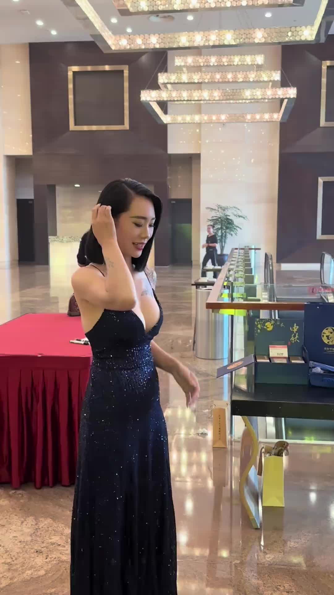 不愧是“辣妈大赛”的冠军，身材保持绝对一流啊！