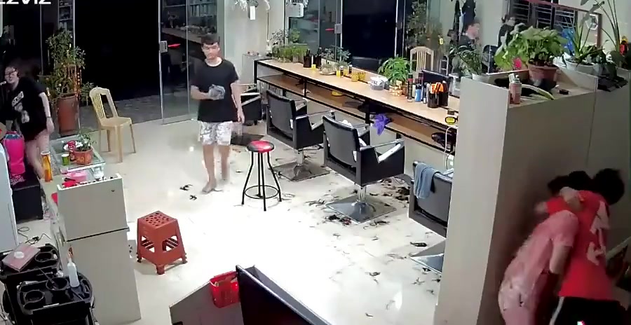 荷尔蒙乱飚情侣在店内不雅亲热结果社死了！