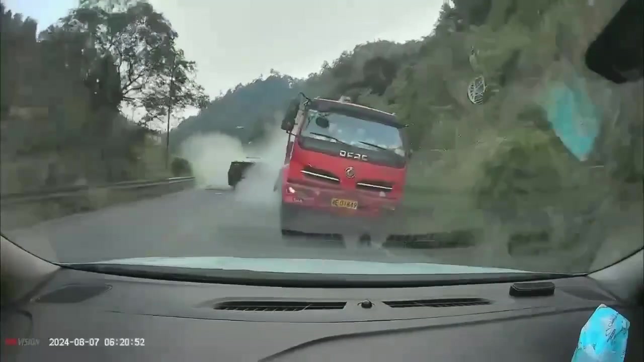 面对失控的卡车，视频车主的反应可还行