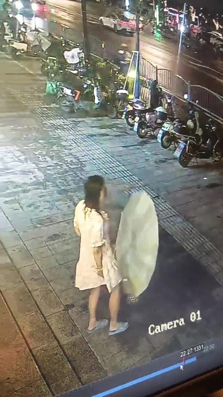 进退两难！穿裙子出来遇到台风，又怕走光...