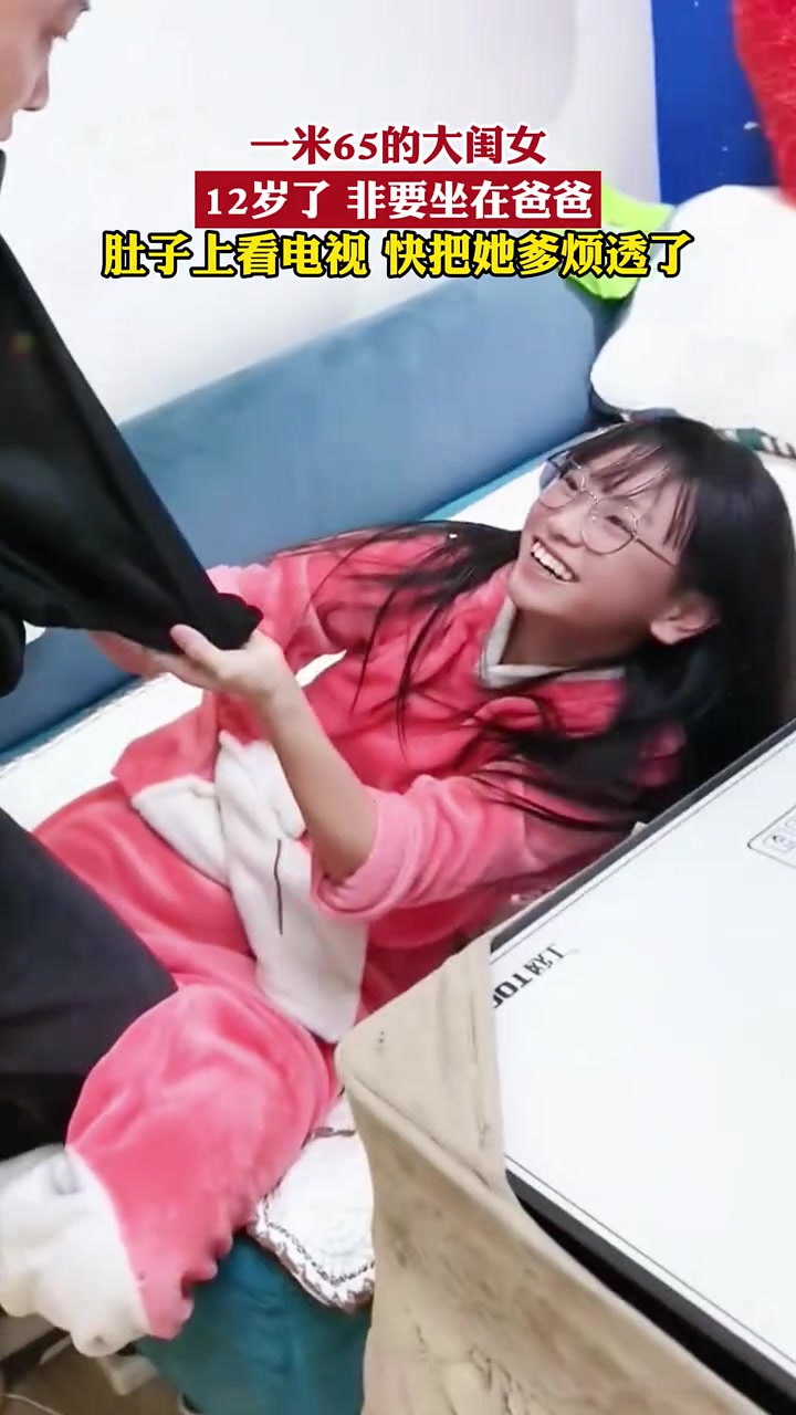 这确定不是摆拍都闹成那样了妈妈还有心情拿手机拍呢