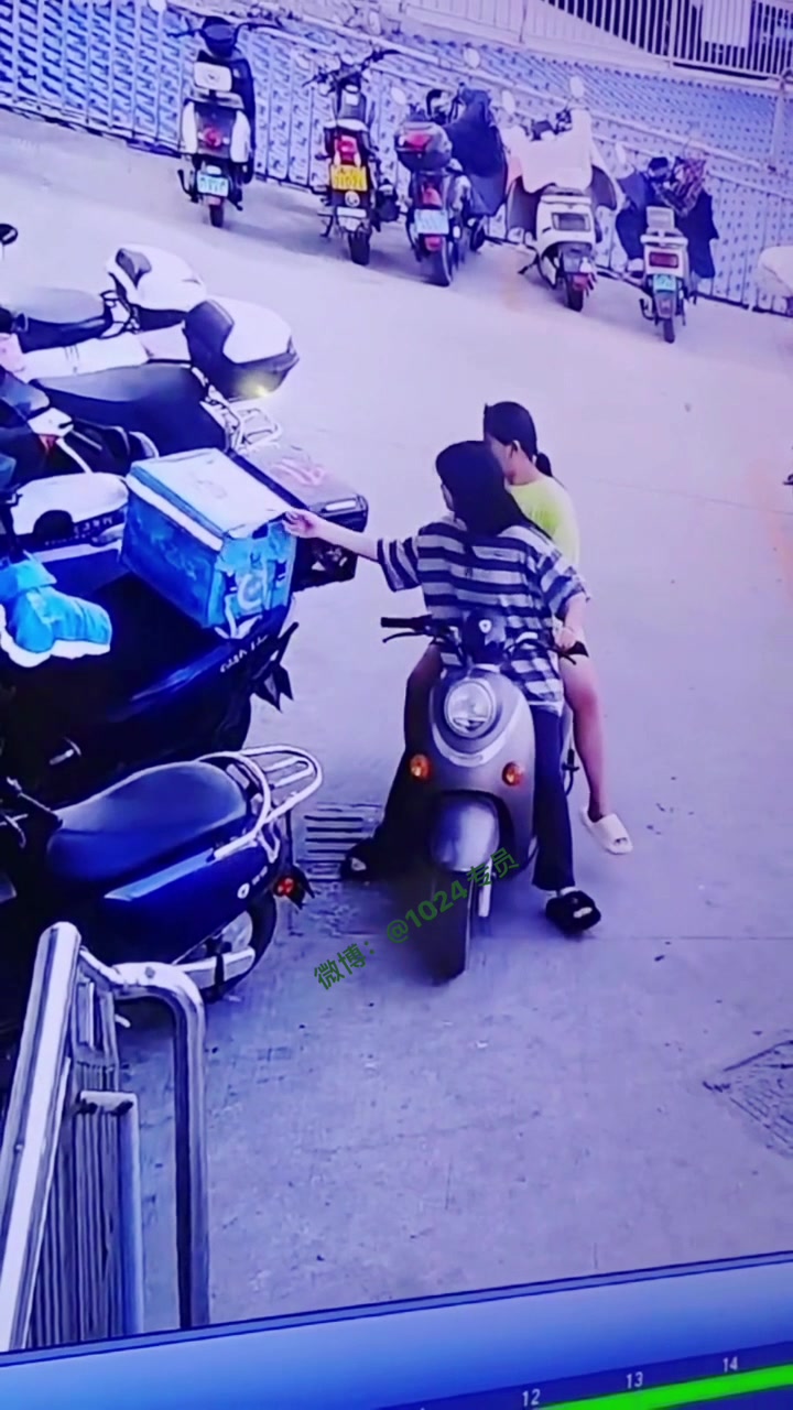 俩女子骑车偷卖外！两人吃的跟猪似的！