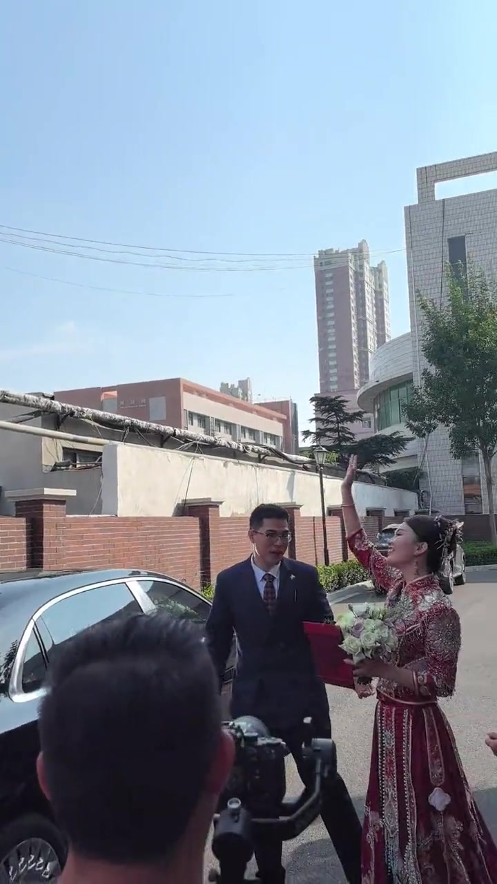 受到这么多人的祝福，这新郎新娘真是好福气啊！