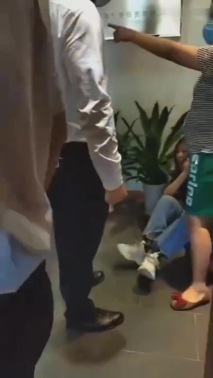 女业主找物业解决问题，却被物业一个巴掌扇倒在地