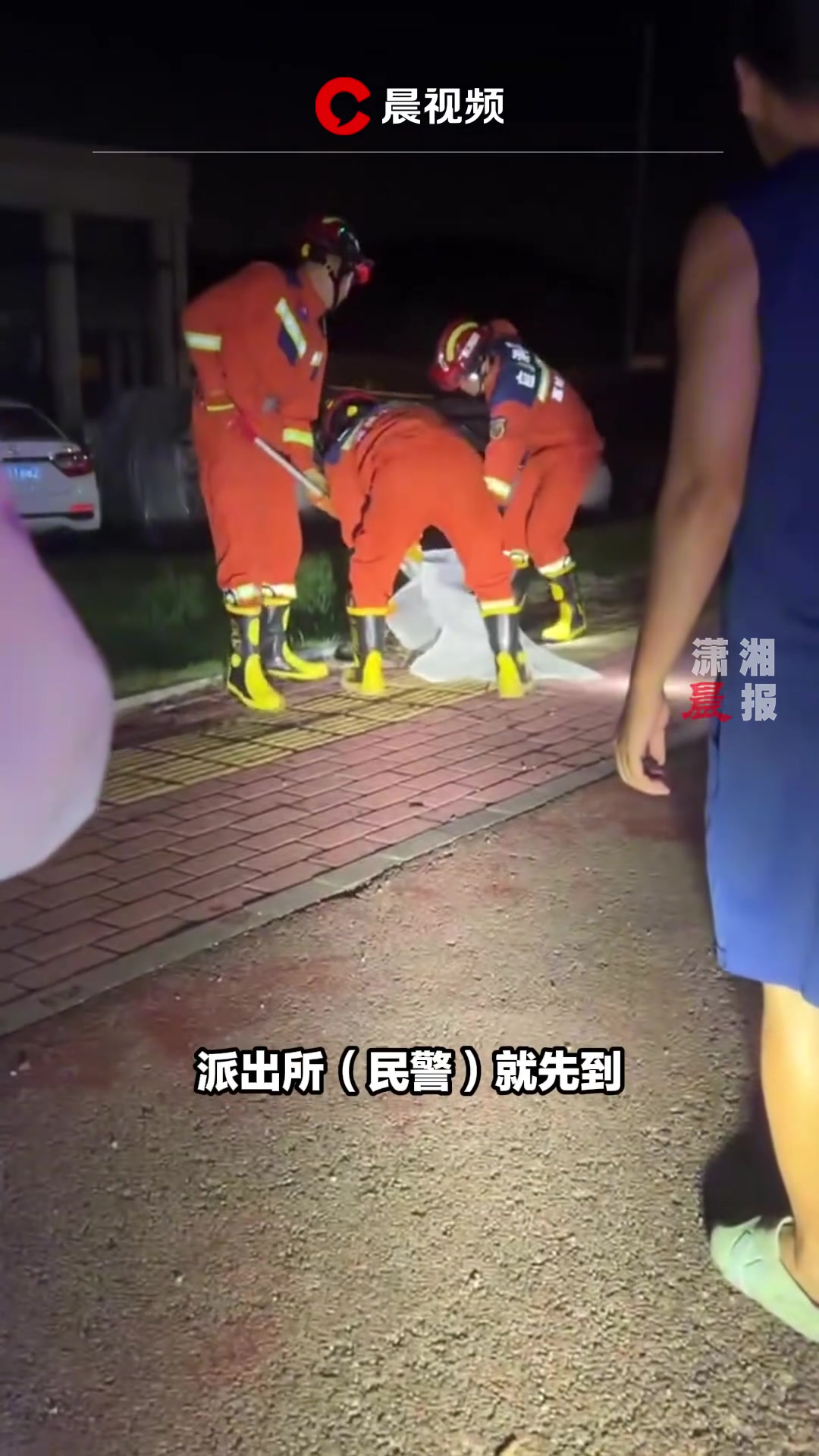醉酒男子被超2米长蟒蛇死死缠住！喝酒误事啊！