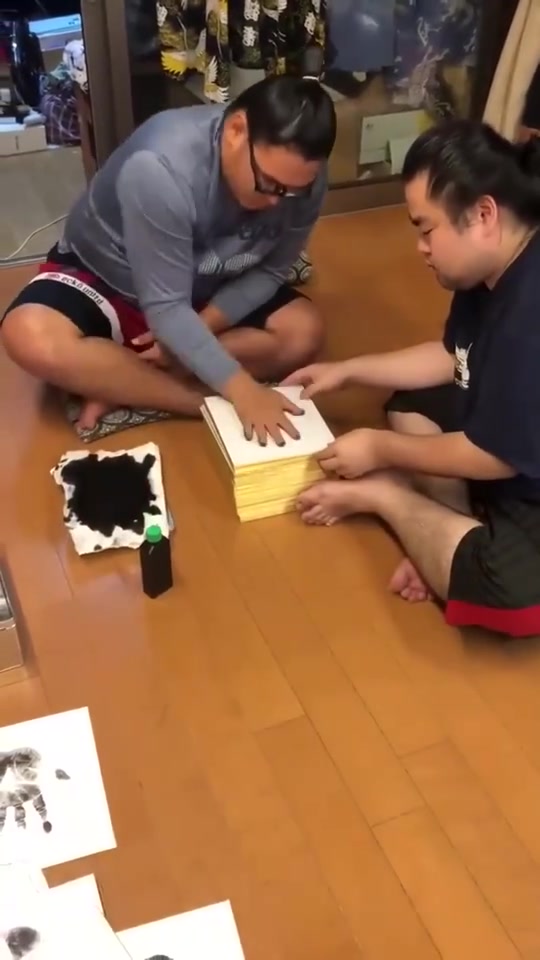 日本的明星相扑运动员，这个签名，是不会写字吗