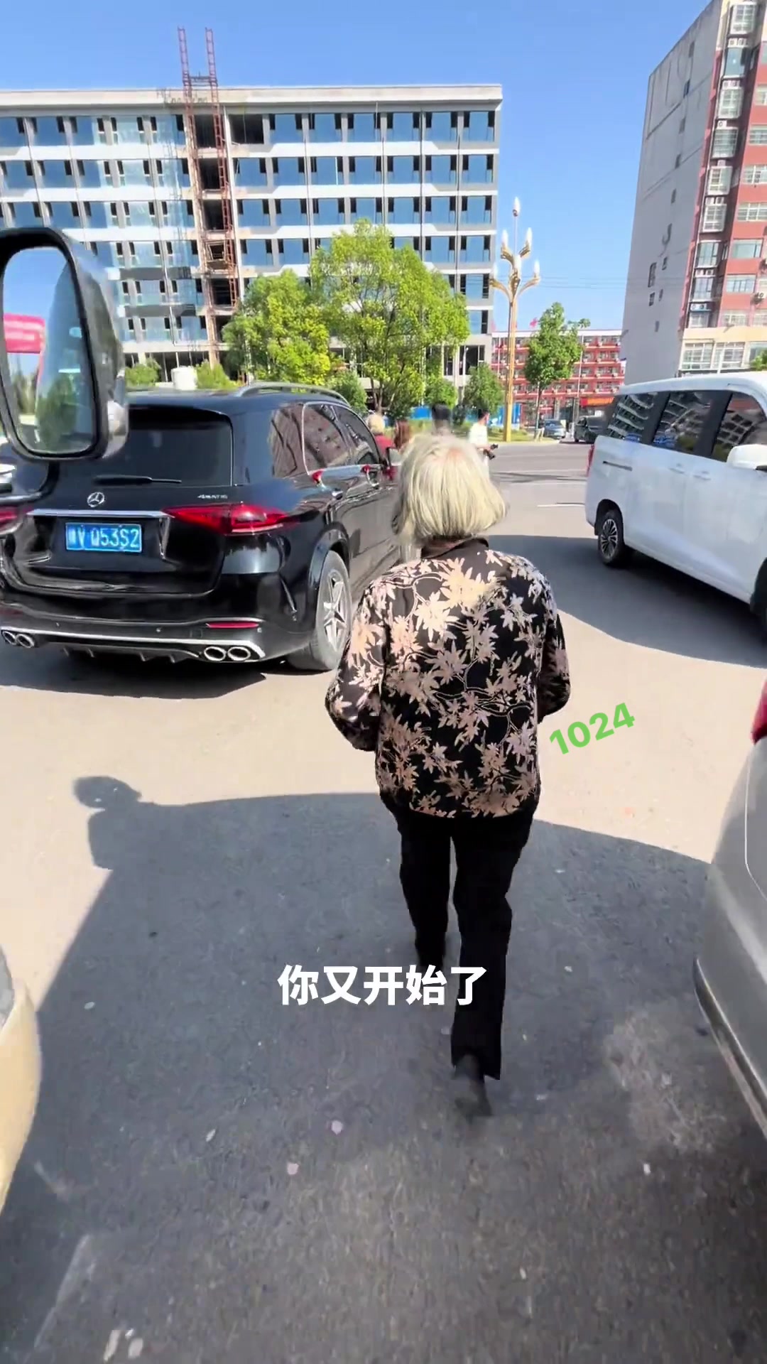 老奶奶组团拦婚车，不给红包不让走，给了嫌少不让走