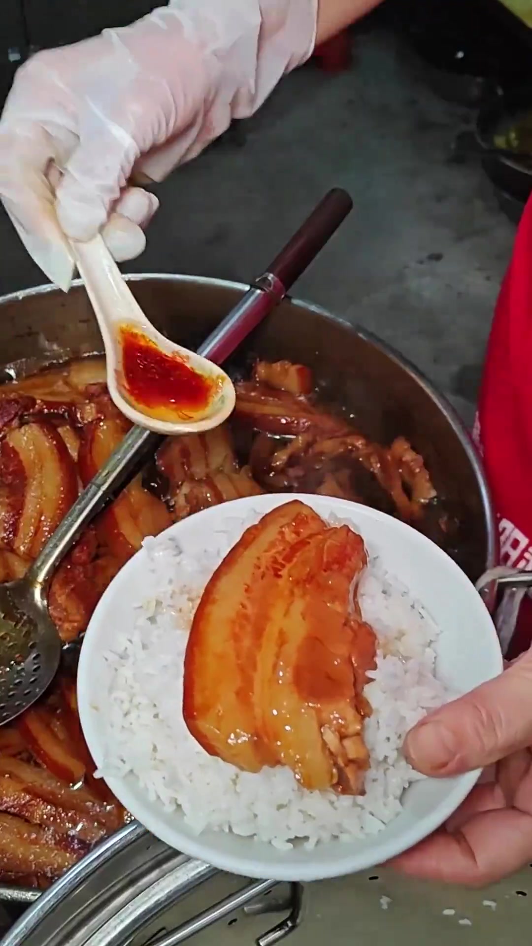 老广专属！凌晨4点不睡觉就为了这碗卤肉饭