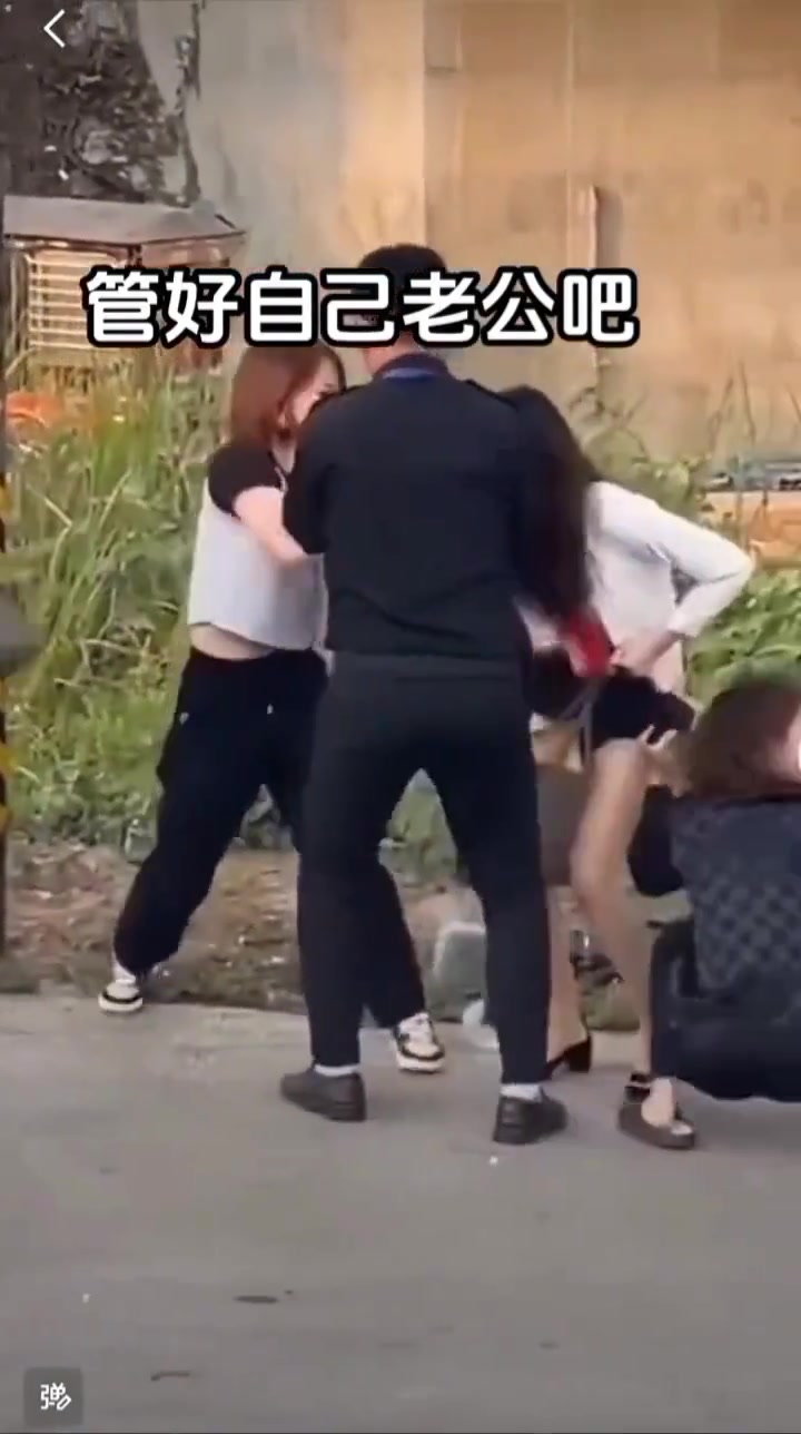 女子被当街扒掉裤子