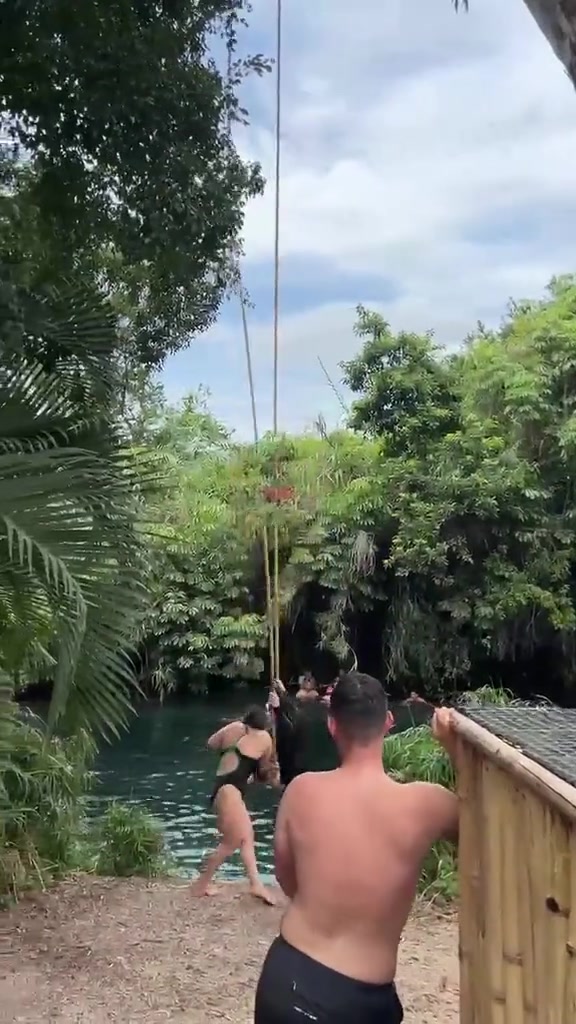 突如其来的落水！小姐姐还在整理裤衩呢