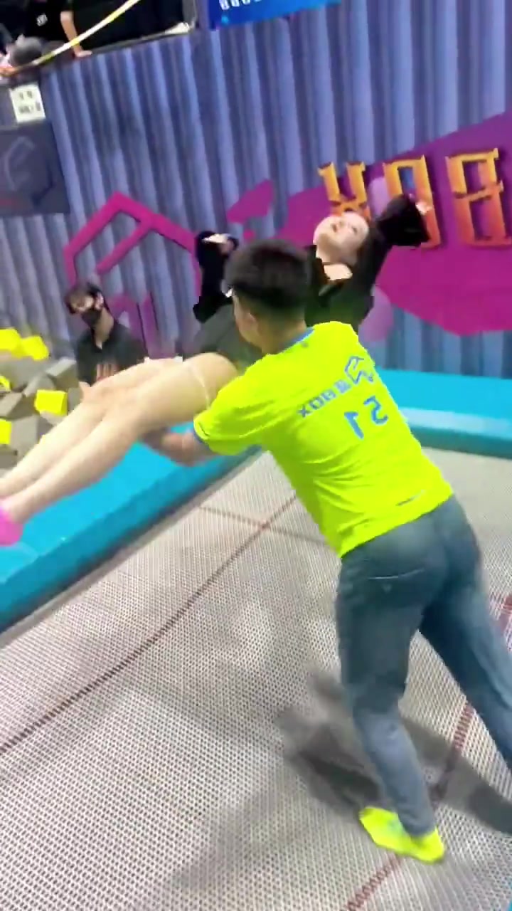 美女夺命剪刀腿好厉害！小哥根本扛不住