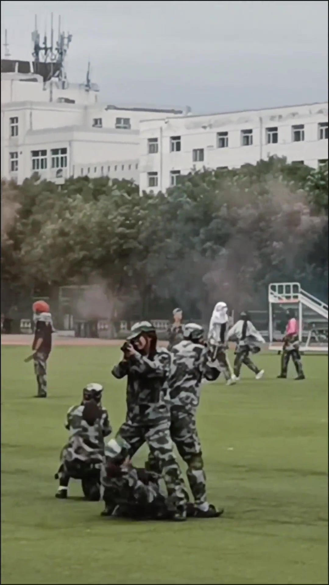 大学军训的麻辣女兵！我玩和平精英滑跪都没那么流畅