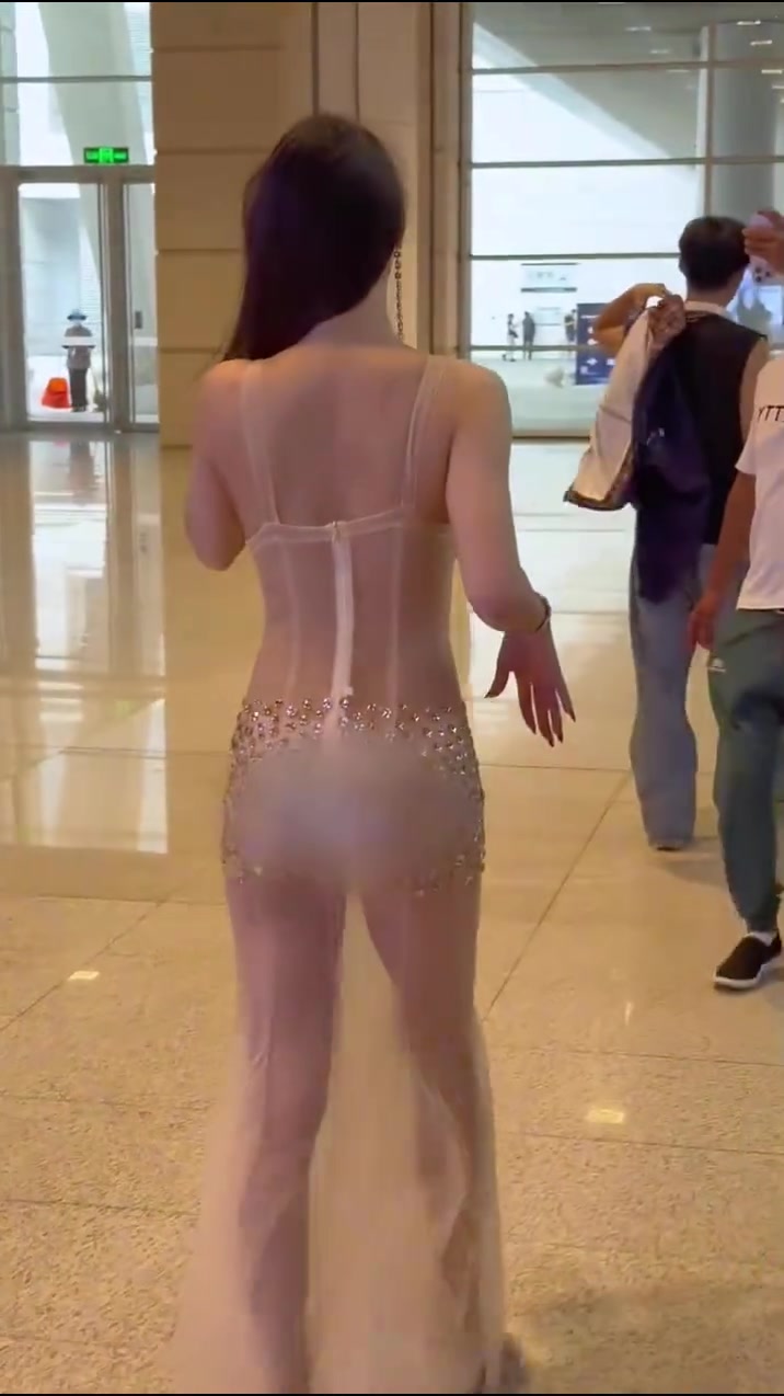 背影绝杀！她走出了六亲不认的步伐