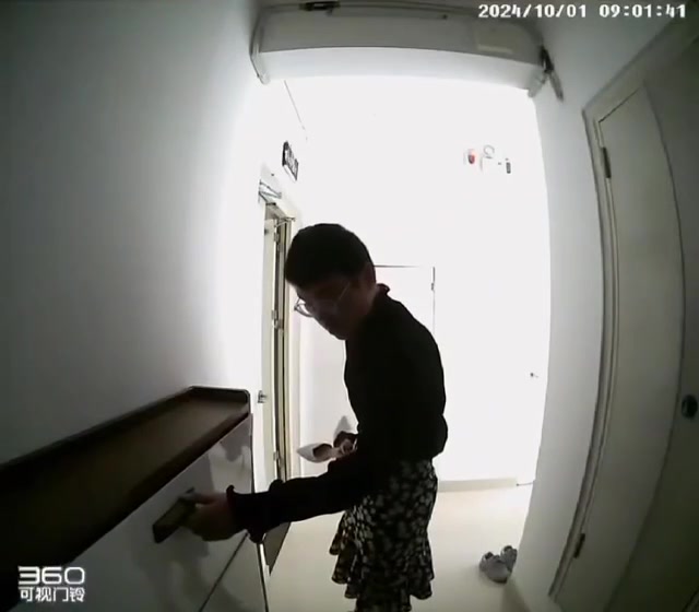 哪来的变态！短发男孩穿着裙子扫楼闻高跟鞋！