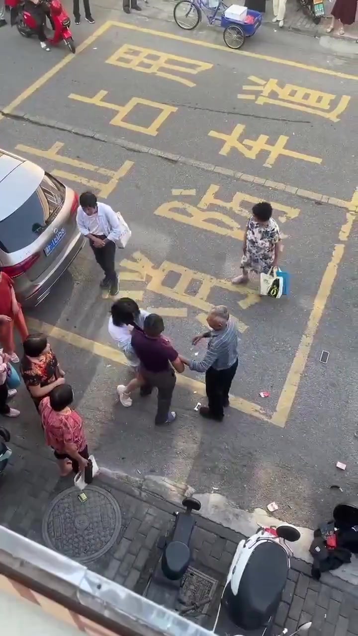 爸爸没收了女孩的手机，女孩对爸爸又拉又扯，状若疯魔