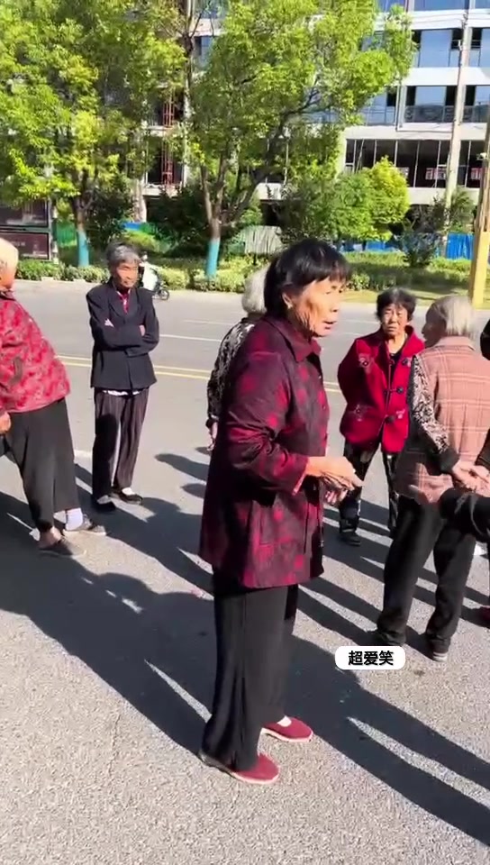 十几名老太组团拦婚车要红包，浩浩荡荡，嫌少不让走！！！