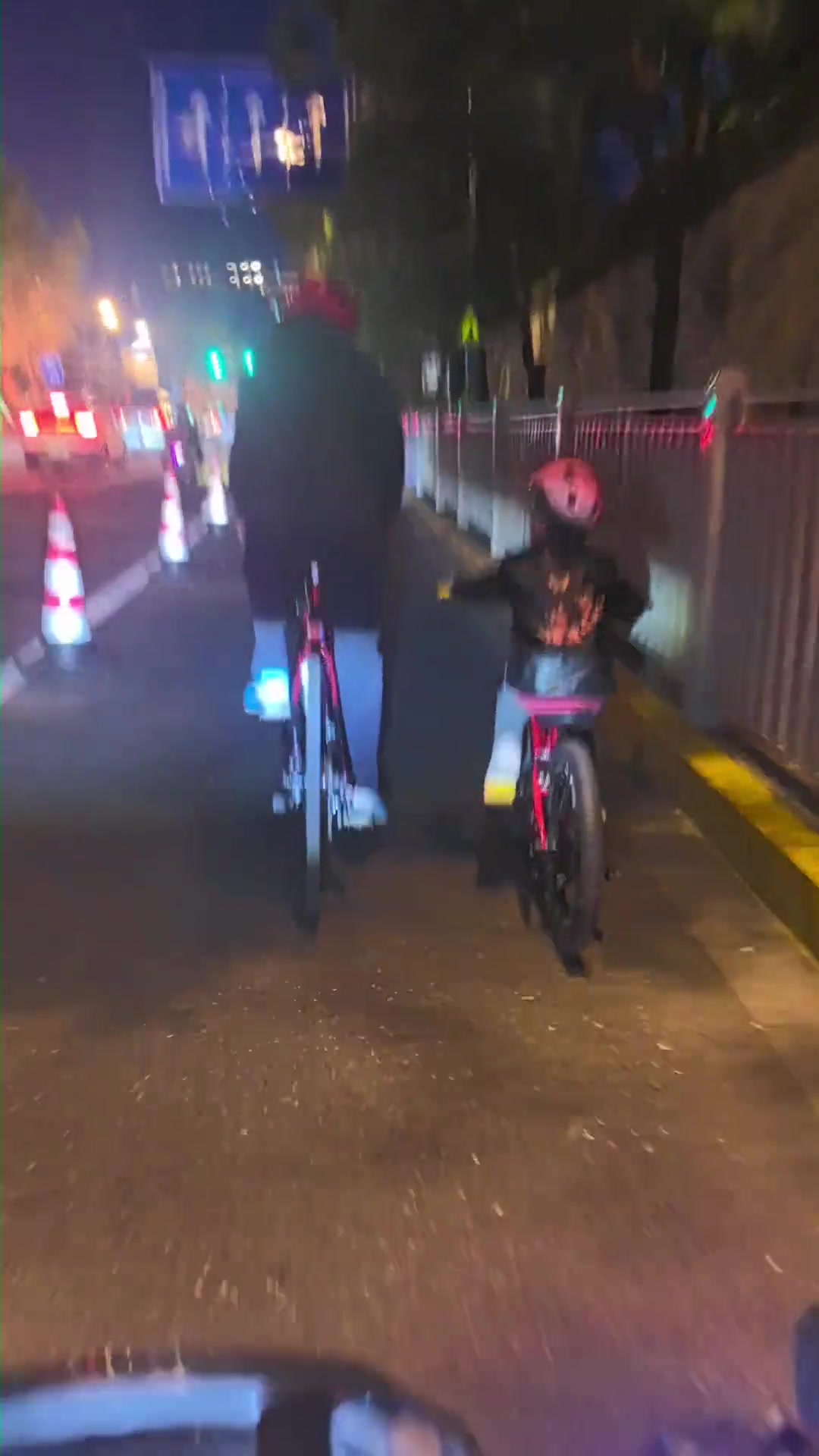 带着这么小的孩子在路上骑行，堵了后面堆车，根本过不去！