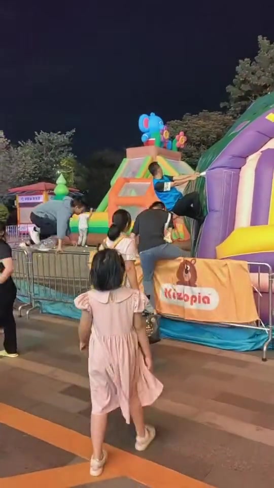 好吓人，一阵风吹来就吹翻了，还有很多小孩在里面！