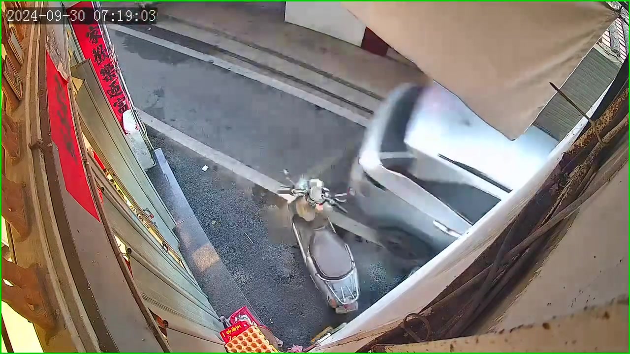 2米不到的巷子，还敢开进来，小脑瓜不知道在想什么