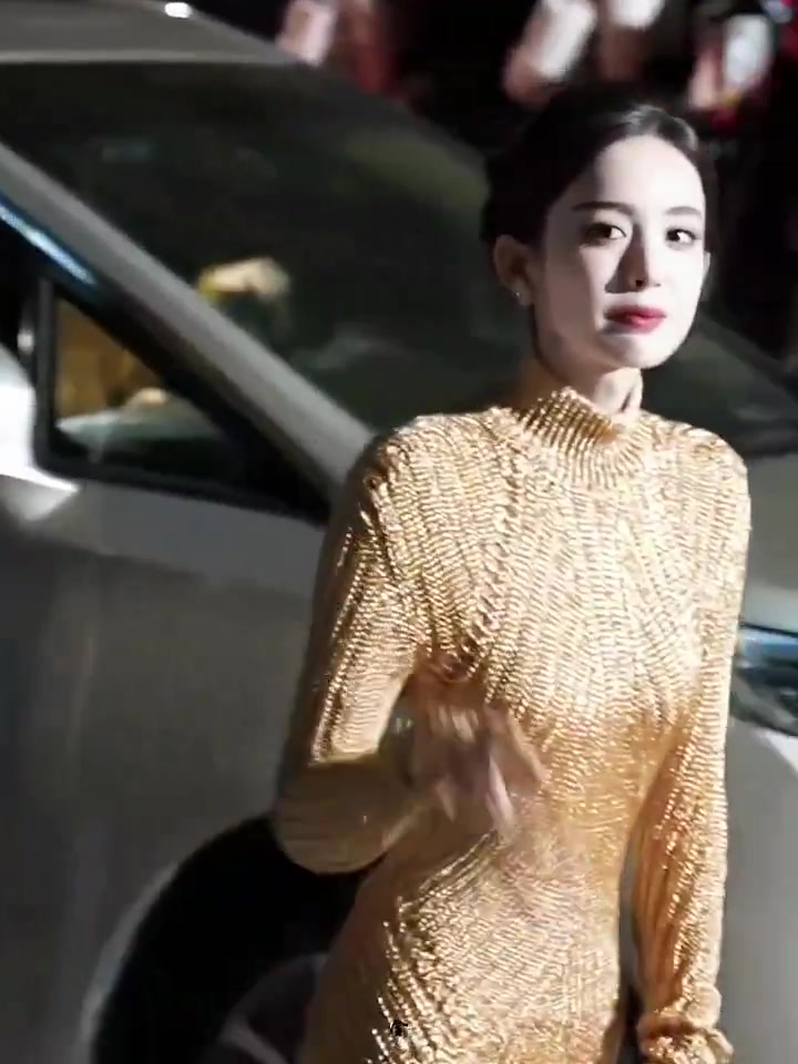 娜扎这背不拔个火罐可惜了！！