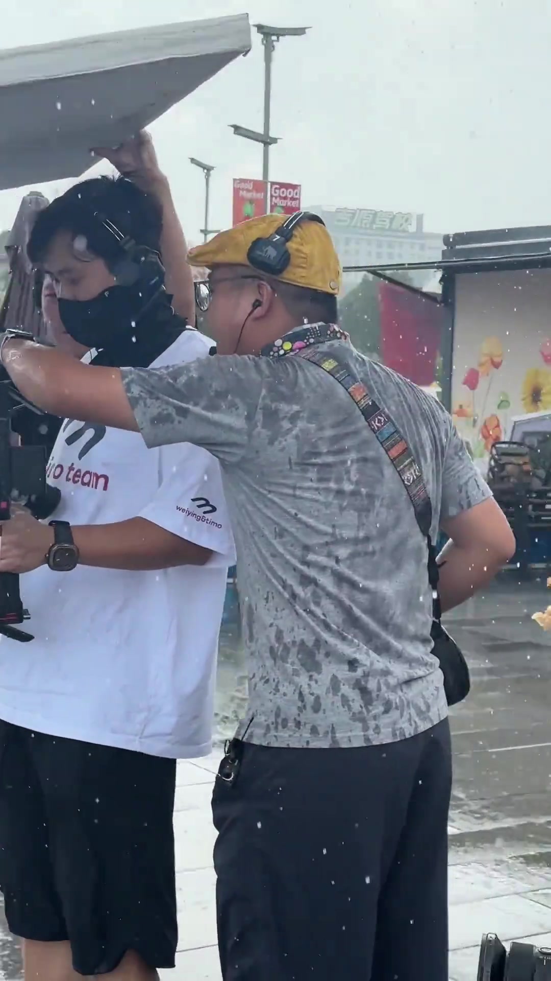 冯提莫雨中湿身诱惑力满满！！