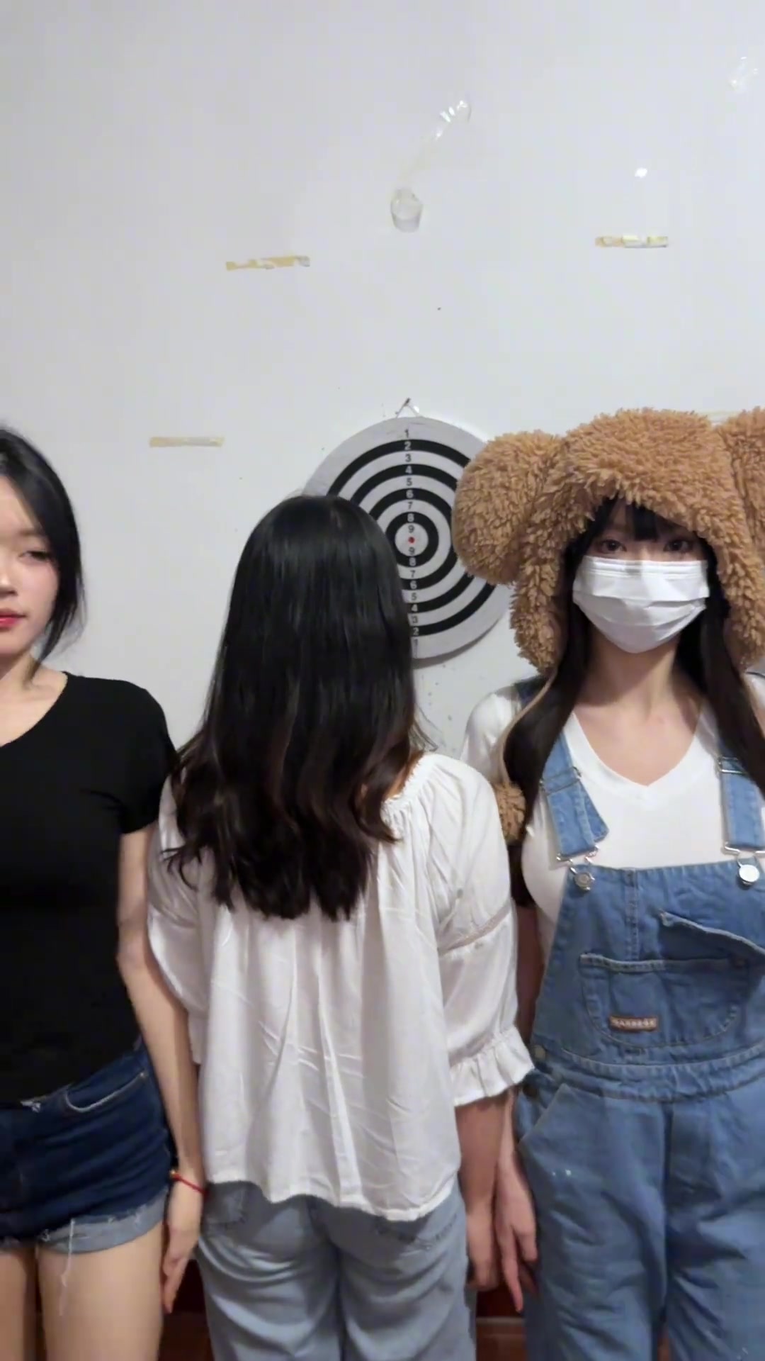 三折叠，怎么折都是背带裤小姐姐赢