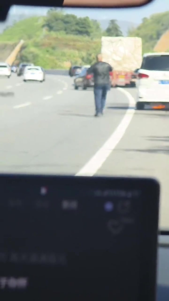 民警休假中遇高速车辆自燃，不顾车内孩子担心地呼唤果断下车灭火