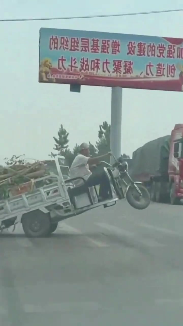 大爷：我这方向盘怎么一点儿也不管用呢