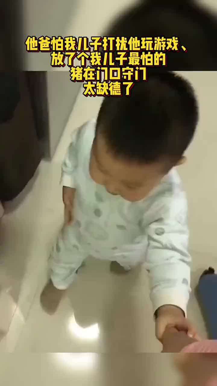 儿子哭，妈妈笑，竟因爸爸不地道
