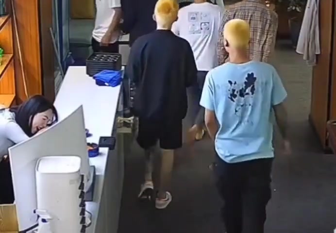 有点像蜜蜂回窝网友：“七小蜜蜂这赛季挺强”