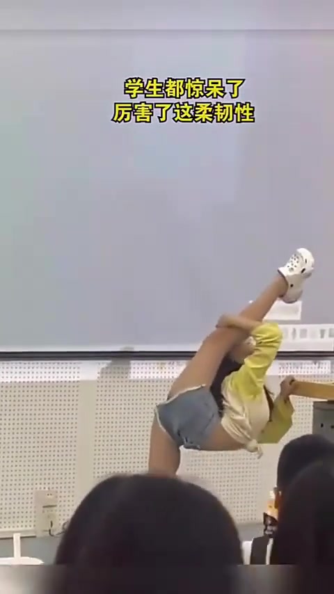 那一刻，班里的男孩都立志一定和她谈一次