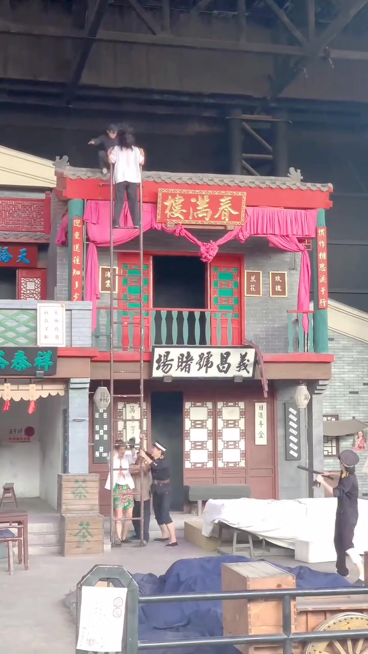 剧场演员太辛苦了！这得有五米吧！真摔啊！太敬业了