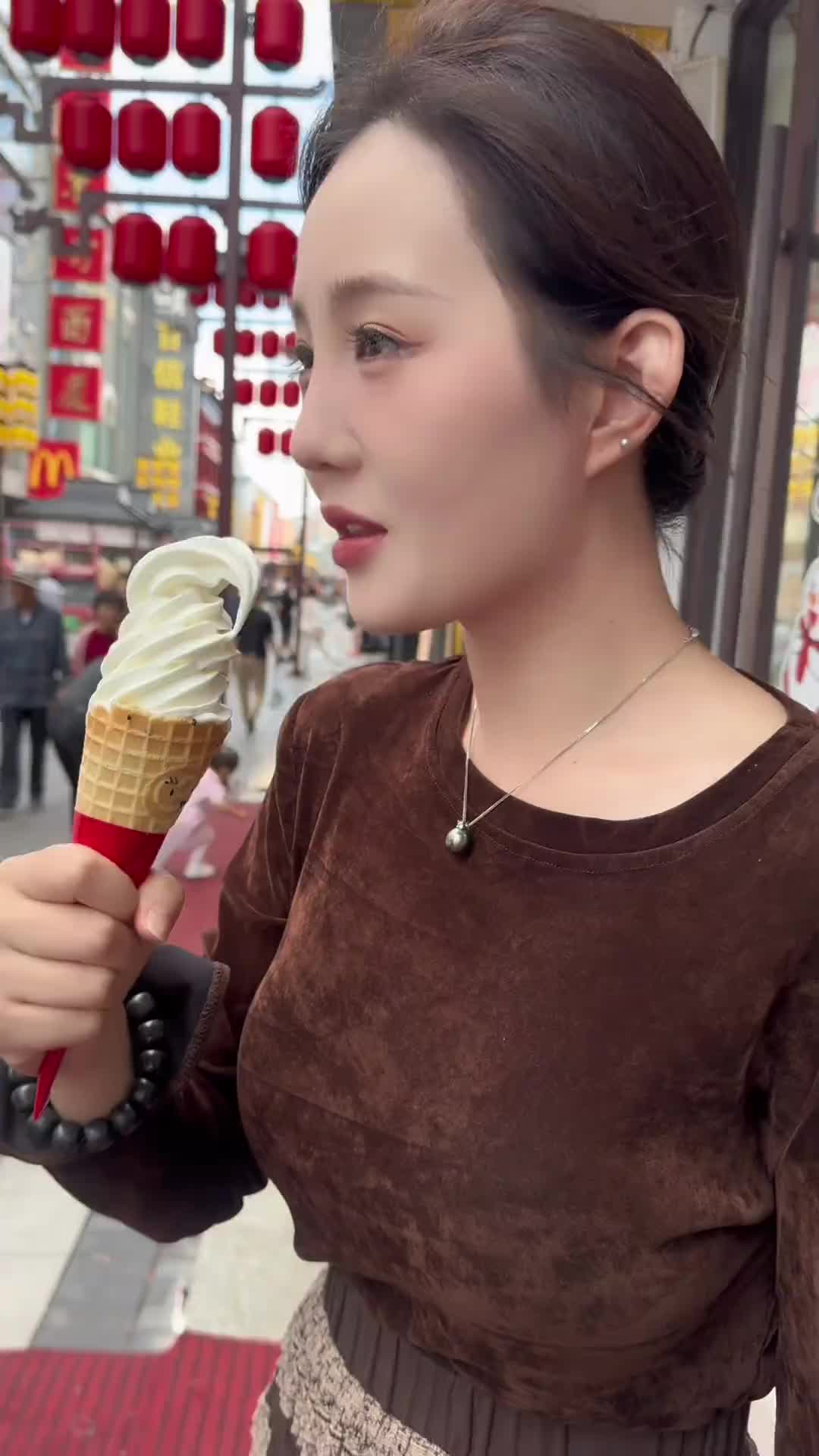 果然，淑女不过三秒立马破功！
