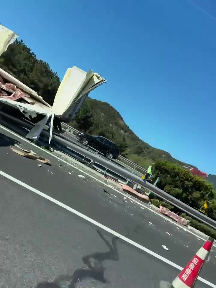 你永远猜不到高速路前面是因为什么堵车，满地的猪肉啊！