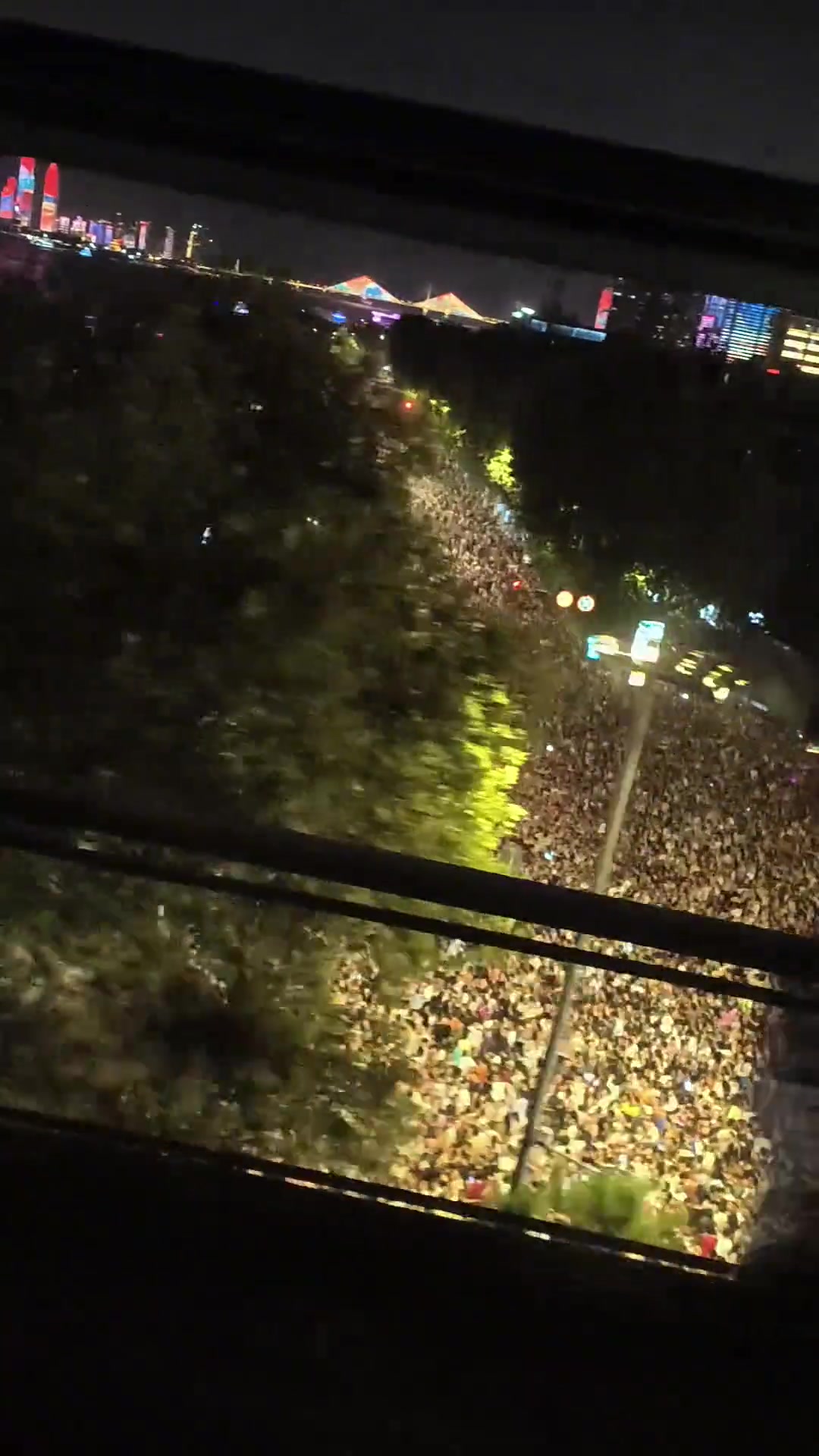 人山人海的江汉路，这个视角看还挺震撼