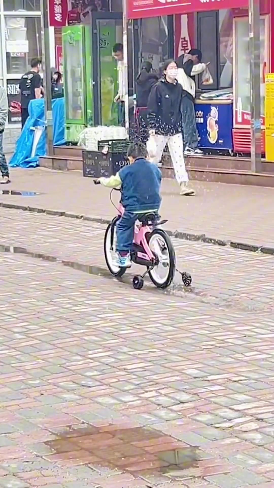 小孩哥：水掉哥头！