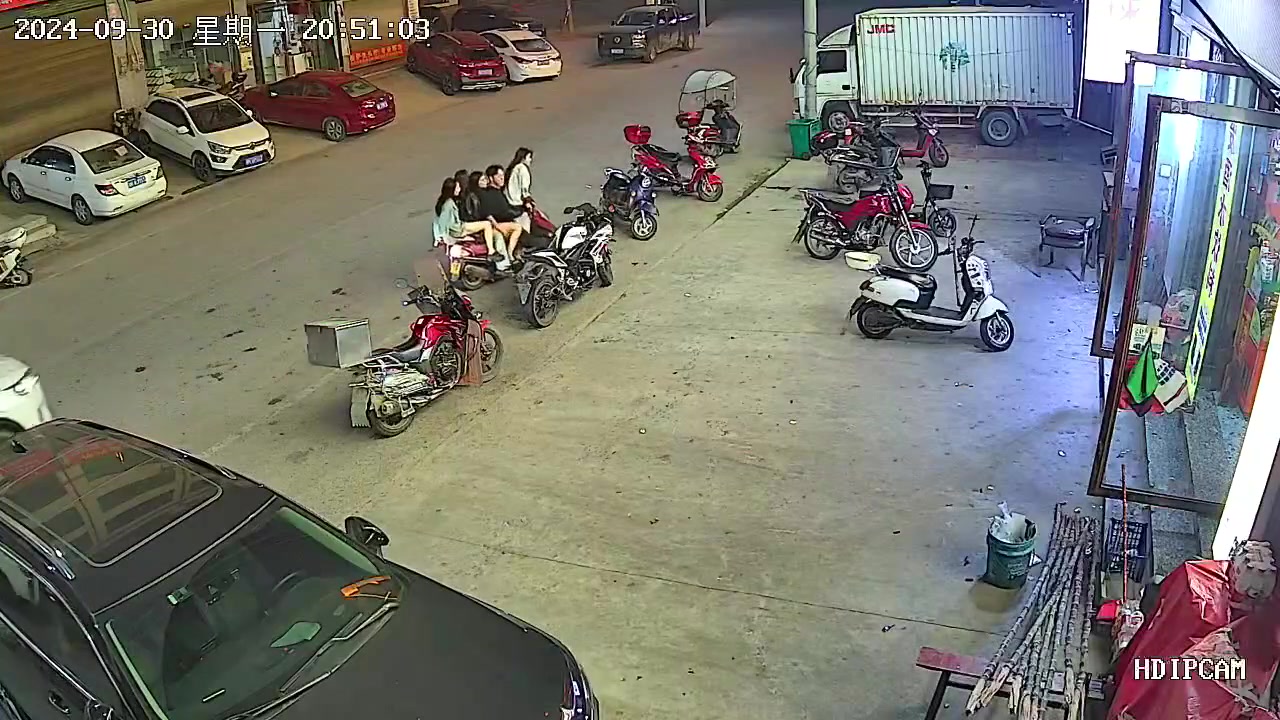 不要小看这种人，他一辆摩托车能带四个女孩子！！
