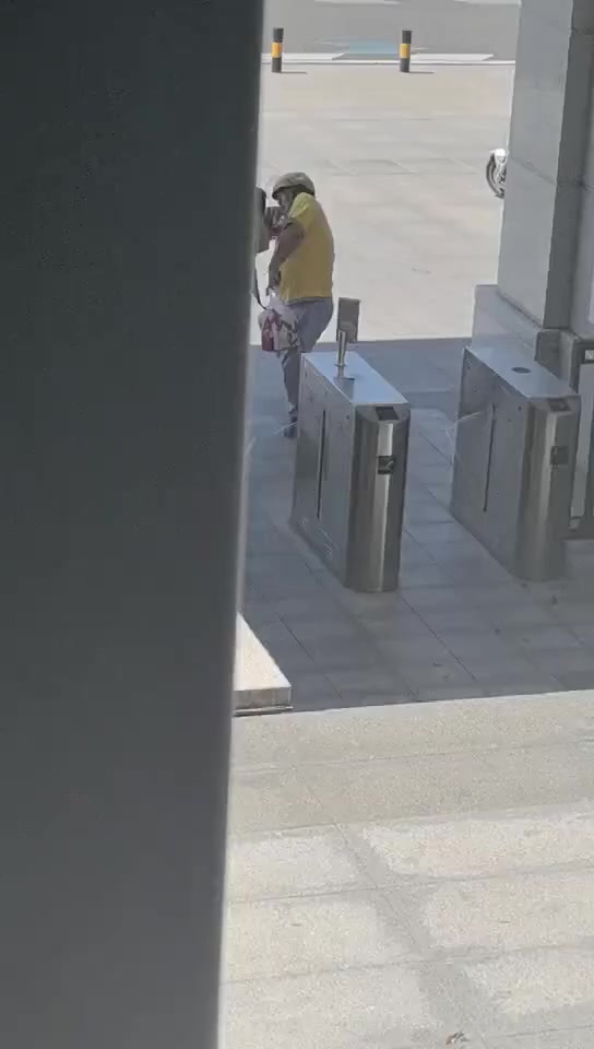 保安与外卖水火不容，都是为了生活，何必呢