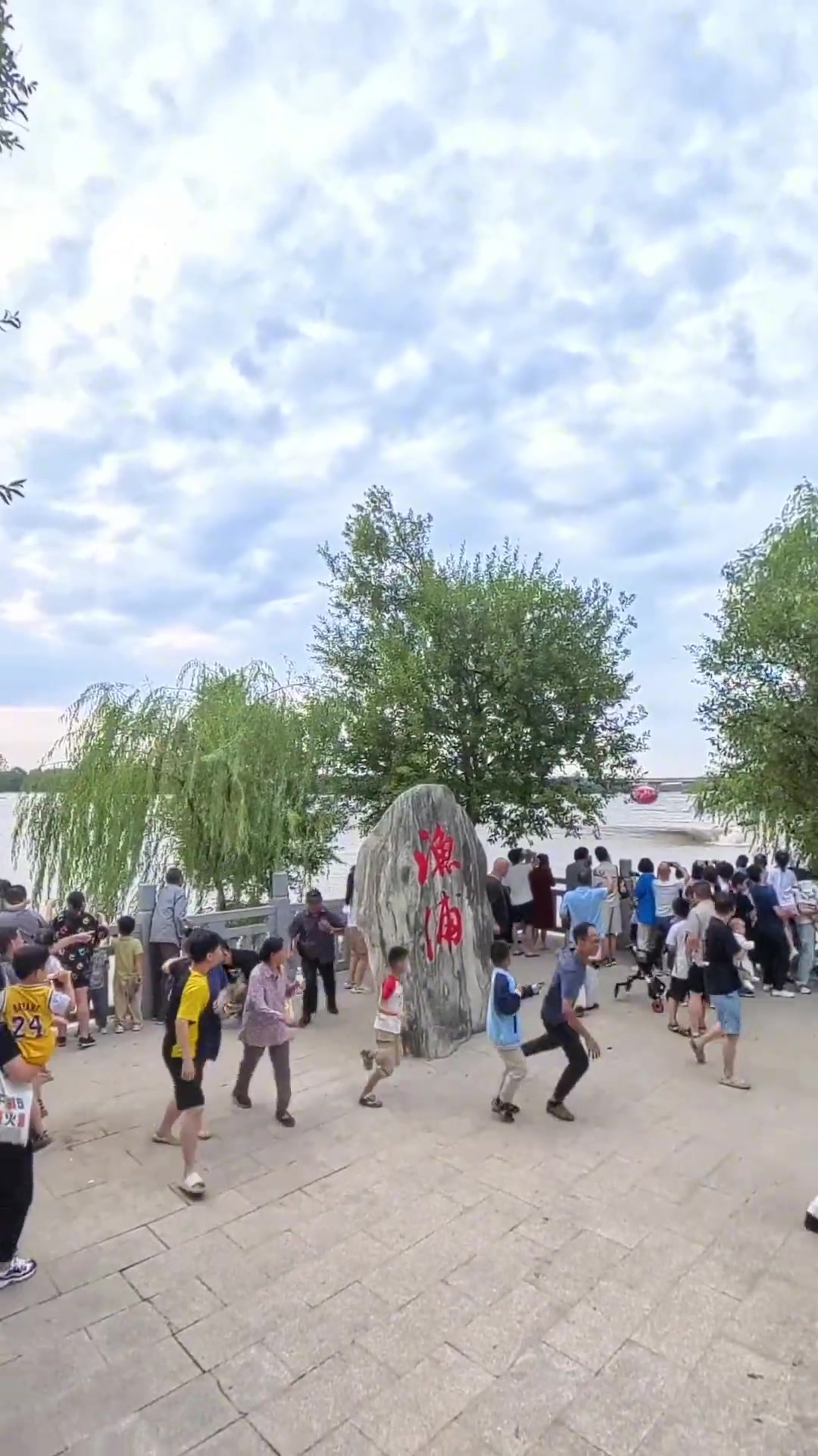 都说了涨潮快跑！还在拍照！！拍的越欢，冲的越惨！！