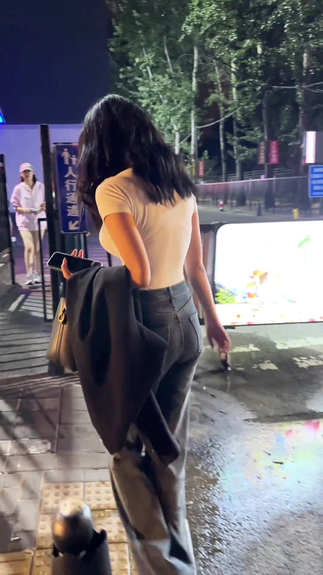 是不是美女知道这里的摄影师多，故意来这里逛